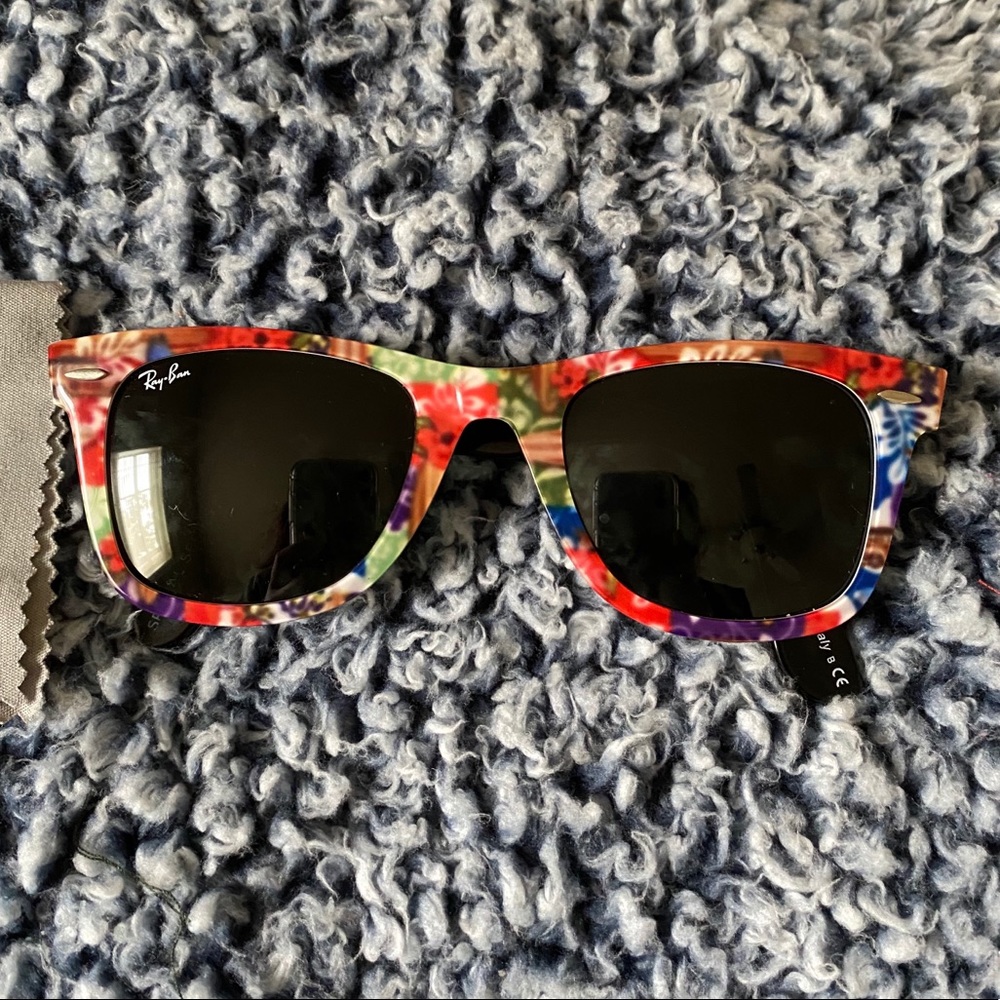 Cute Rayban Sunglasses w Case!!!